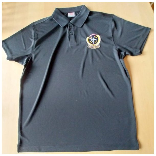 Sort Polo-shirt med broderet veteranmrke